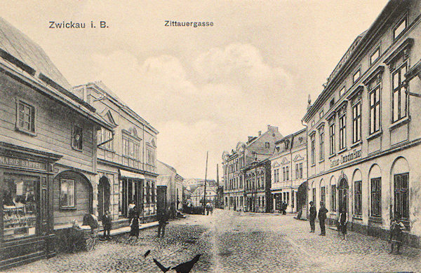 Diese Ansichtskarte aus den Jahren 1906-1907 zeigt einen Teil der früher so prunkvollen Zittauer Gasse. Das im Vordergrund rechts abgebildete Gasthaus „Deutsches Haus“ wurde nach dem 2. Weltkrieg abgerissen, die beiden Häuser hinter ihm ziemlich gefühlslos umgebaut und das am Ende stehende Hotel „Reichshof“, heute Hotel „Sever“ (=Norden) stand leer bis 2011, bis es endlich renoviert wurde.