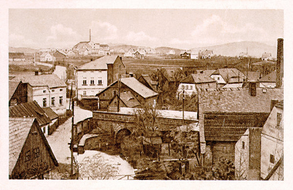 Tato pohlednice zachycuje kamenný most přes Boberský potok, který byl postaven na staré silnici do Jablonného v letech 1845-6 a podle blízkých lázní se nazýval Lazebnický.