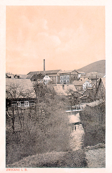Tato pohlednice zachycuje domky kolem Boberského potoka mezi dnešním sídlištěm a Žitavskou ulicí. V pozadí stojící tkalcovna Gustava Niessnera z roku 1884 byla jako jedna z prvních cvikovských obětí hospodářské krize z větší části zbořena v roce 1934, menší z jejích budov se ale dochovala dodnes.