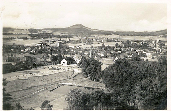 Na této pohlednici vidíme jihovýchodní část města kolem roku 1957. Uprostřed obrázku je pivovar, v pozadí vpravo vyčnívá věž kostela sv. Alžběty a na obzoru je Strážný vrch.
