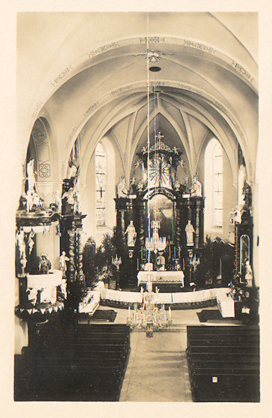 Tato pohlednice zachycuje interiér kostela sv. Alžběty někdy v první polovině 20. století.