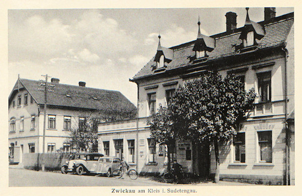 Pohlednice z doby kolem 2. světové války zachycuje budovu bývalého hotelu „U města Rumburka“ (Zur Stadt Rumburg) v dnešní Komenského ulici. U většiny hotelů tehdy bylo možné najmout osobní vůz - zde k tomu sloužily dva vozy značky Tatra.