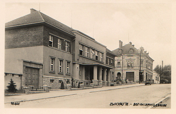 Na této pohlednici vidíme novou budovu okresního soudu, postavenou na staré Svorské ulici v roce 1927. Dnes budova slouží v prakticky nezměněné podobě Spořitelně.