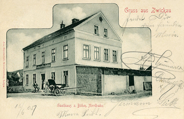 Na pohlednici z počátku 20. století vidíme hostinec „U České severní dráhy“ (Zur Böhm. Nordbahn), postavený v blízkosti dnes již zrušeného nádraží u silnice do Sloupu. Dnes v budově sídlí Dům dětí a mládeže Cvikováček.