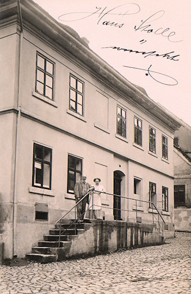 Na pohlednici z doby před 1. světovou válkou pózují manželé Heinrich a Fanni Stolle před svým domem v nynější Pivovarské ulici pod náměstím.