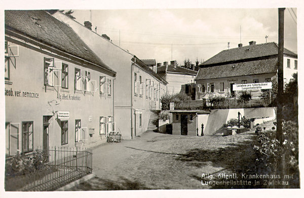 Auf dieser Ansichtskarte aus den 30er Jahren des 20. Jh. sieht man das Gebäude des damaligen Allgemeinen öffentlichen Krankenhauses und Lungenheilanstalt am Stadtrande unter dem Kalvarienberg. Um die Entstehung des  Krankenhauses, das 1879 aus dem früheren städtischen Spital entstand, hatte sich der damalige Bürgermeister J. F. Knobloch verdient gemacht. Es bestand bis zum Ende des 2. Weltkrieges, später, 1996, wurde in ihm ein Altersheim eingerichtet.