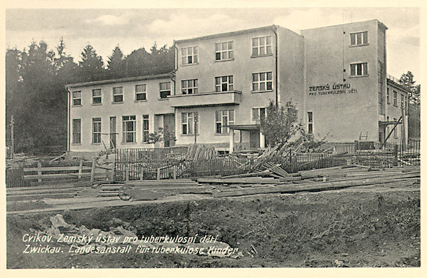 Na pohlednici z roku 1932 je nově dokončená budova v tehdy rozšiřovaném areálu dětské léčebny pod Křížovým vrchem.