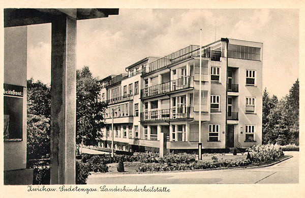 Tato pohlednice zachycuje novou budovu, postavenou v areálu léčebny pod Křížovým vrchem ve 30. letech 20. století.