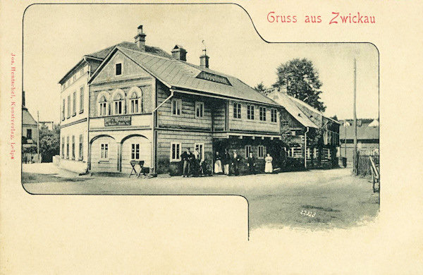 Diese Ansichtskarte zeigt das ehemaligen Gasthaus „Zur Woberbach“, das an der Ecke der Žitavská- und Ústavní-Gasse und gegenüber dem später erbauten monumentalen Hotel „Reichshof“ (heute „Sever“) stand. Gegenwärtig stehen diese Häuser nicht mehr.