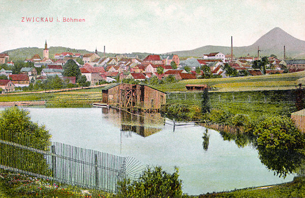 Na této pohlednici vidíme Pivovarský rybník (nazývaný též Badeteich) v dobách, kdy mu ještě nekonkuroval rybník Hoffmannův, zřízený krátce před první světovou válkou.