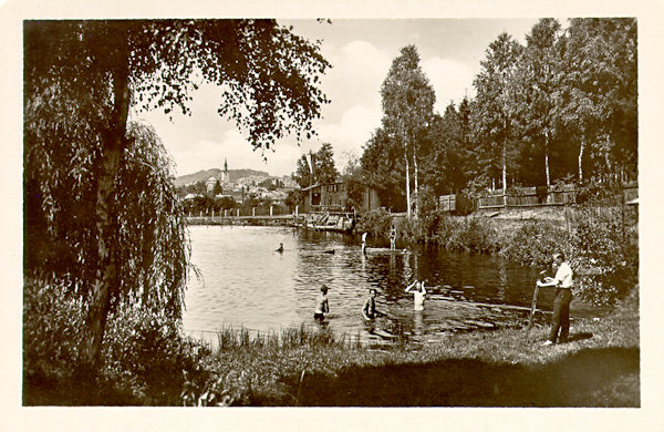 Diese Ansichtskarte zeigt den Bräuhausteich unter dem Zelený vrch (Grünberg), der schon vor dem Ende des 19. Jahrhunderts als Freibad verwendet wurde.