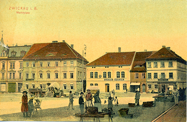 Tato pohlednice zachycuje náměstí s domy na východní straně, mezi nimiž vyniká budova starostenského úřadu s měšťanskou školou.