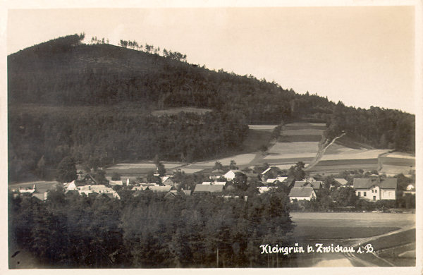 Diese Ansichtskarte aus der Zeit zwischen den Kriegen zeigt die am südöstlichen Fusse des Zelený vrch liegende Gemeinde Drnovec (Klein Grün).