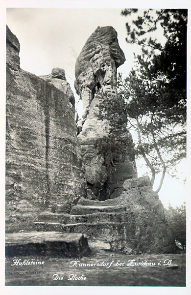 Na této pohlednici vidíme nejvyšší skalní věž Dutého kamene z plošiny pod reliéfem Theodora Körnera.