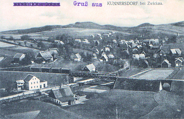 Auf dieser um das Jahr 1910 ausgegebenen Ansichtskarte sieht man den mittleren Teil der Gemeinde mit der 28,6 m langen Stahlbrücke der Lokalbahn Cvikov (Zwickau) - Jablonné (Deutsch-Gabel).
