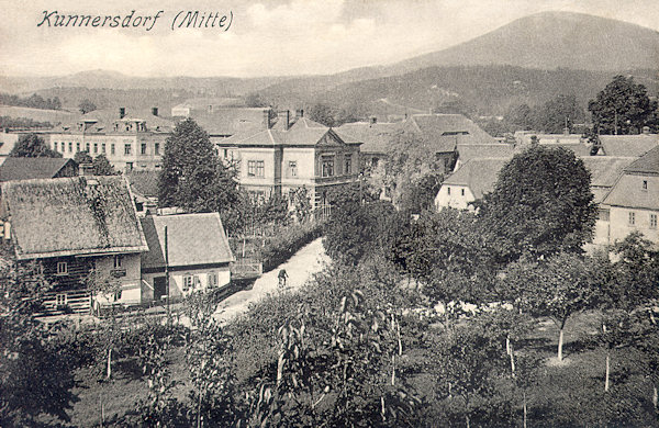 Diese Ansichtskarte von 1914 zeigt die Ortsmitte mit der Strasse nach Lindava (Lindenau). Wie im vorhergehenden Bild sieht man in der Mitte das Postamt, links hinter ihm steht aber schon das neue Mittersche Gasthaus (heute Gemeindeamt).