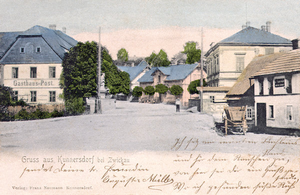 Auf dieser Ansichtskarte sieht man die Ortsmitte mit der Brücke über die Svitávka (Zwittebach), hinter ihr rechts das Postamt und links das Gasthaus „Zur Post“.