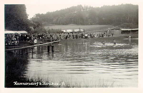 Na pohlednici z roku 1942 vidíme tehdejší koupaliště v rybníčku východně od obce.