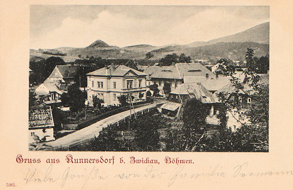 Diese Ansichtskarte von der Wende des 19. und 20. Jahrhunderts zeigt die Ortsmitte mit der Strasse nach Lindava (Lindenau). In der Mitte sieht man das Postamt und dahinter das Gasthaus „Zur Post“.