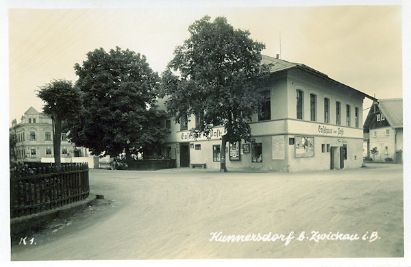 This picture postcard shows the former roadside inn „Zur Post“ which stood on the corner of the road from Cvikov and Mařenice. To-day there is a small publkic garden.
