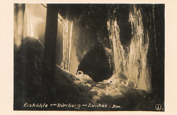 Diese Ansichtskarte aus der Zwischenkriegszeit zeigt einen Winkel der Ledová jeskyně (Eishöhle) am Hange des Suchý vrch (Dürrberg).