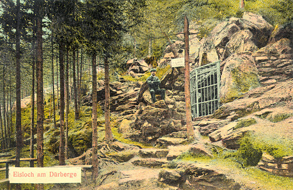 Auf dieser Ansichtskarte sieht man den Eingang zur Ledová jeskyně (Eishöhle) am Hang des Suchý vrch (Dürrberg).