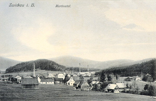 Diese Ansichtskarte zeigt Martinovo údolí (Martinsthal) unter dem bewaldeten Bartelberg aus der Richtung von Zwickau. Im Hintergrund ragen die zwei Schornsteine der ehemaligen Grohmannschen Bleiche empor.