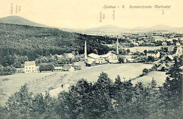 Diese Ansichtskarte aus dem Jahr 1913 zeigt den Blick auf einen Teil von Martinovo Údolí (Martinstal) vom Gipfel des Bartlův vrch (Bartelberg). In der Mitte sieht man das Areal der ehemaligen Grohmannschen Garnbleiche und ganz links Schindlers einstöckiges Gasthaus.