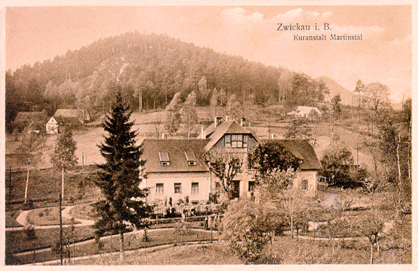 This picture postcard shows the so-called Russian steam bath founded by Leopold Martin in 1834 at the background of the wooded Bartelův vrch-hill.