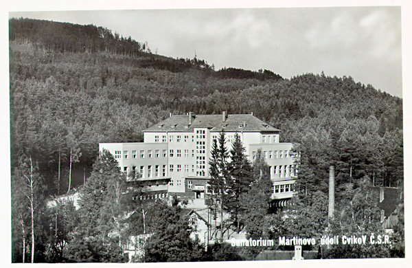 Diese Ansichtskarte zeigt das 1932 von den Vereinten Krankenkassen in Rumburg und Böhm. Kamnitz erbaute neue Sanatoriumsgebäude in Martinstal. Nach dem 2. Weltkrieg wurde hier eine Lungenheilanstalt eingerichtet.