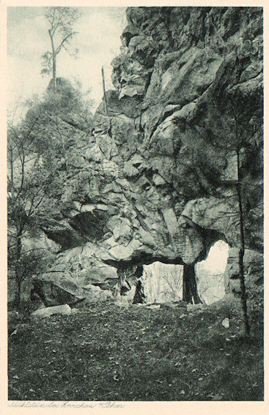 This picture postcard shows the rock gate on the northern end of the Milštejn rock massiv.