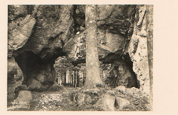 On this picture postcard from the 30s of the 20th century the rock gate of Milštejn is shown from the east.