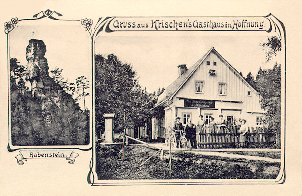 Diese Ansichtskarte aus dem Jahre 1922 zeigt ausser dem beliebten Kriescheschen Gasthause auch den aus einer Anhöhe oberhalb der Gemeinde hinausragenden Sandsteinturm des Rabensteines. Das Kreuz auf seinem Gipfel liessen 1833 die Herren Schicht und Wiesner, Besitzer der Fabrik im Antoniental, aufstellen.