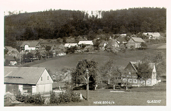 Auf dieser Ansichtskarte aus dem Jahr 1929 sieht man den oberen Teil der Gemeinde am Hange des nach dem Grundeigentümer Knespelberg genannten Ausläufers des Trávnický vrch (Glaserter Berg).