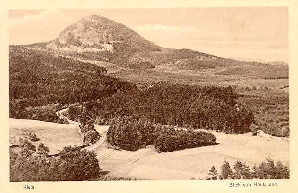 Diese Ansichtskarte aus dem Jahr 1927 zeigt den Berg Klíč (Kleis) im Blick vom Süden vom Borský vrch (Grohmannshöhe). Im Vordergrund windet sich die Bahnstrecke nach Rumburk (Rumburg).