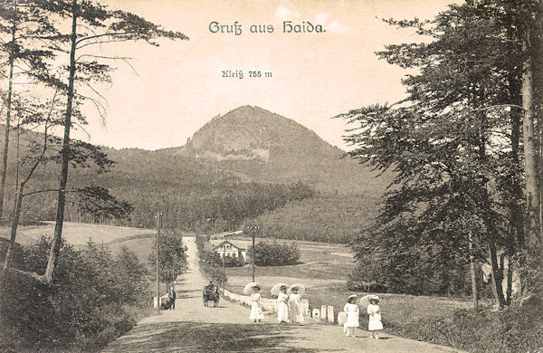 On this picture postcard from 1910 we see the Klíč hill as seen from the old road near Nový Bor. The house standing in the valley formerly was the inn „Himmelreich“ (=heaven), a favourite local excursion resort.