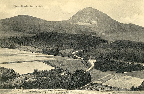 Auf dieser Ansichtskarte aus der Zeit vor dem 1. Weltkrieg sieht man den Klíč (Kleis) vom Süden. Durch die Wälder schlängelt sich die Eisenbahn nach Rumburk (Rumburg).