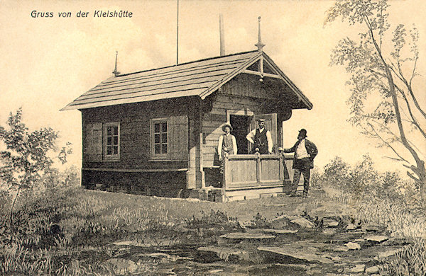 Auf dieser Ansichtskarte von 1910 sieht man touristische Schutzhütte auf dem Gipfel des Klíč (Kleis).