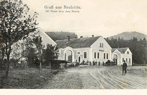 Auf dieser Ansichtskarte aus um 1930 sieht man die damalige, 1805 gegründete und nach dem Brande 1896 neu aufgebaute Einkehrgaststätte in Nová Huť (Neuhütte).