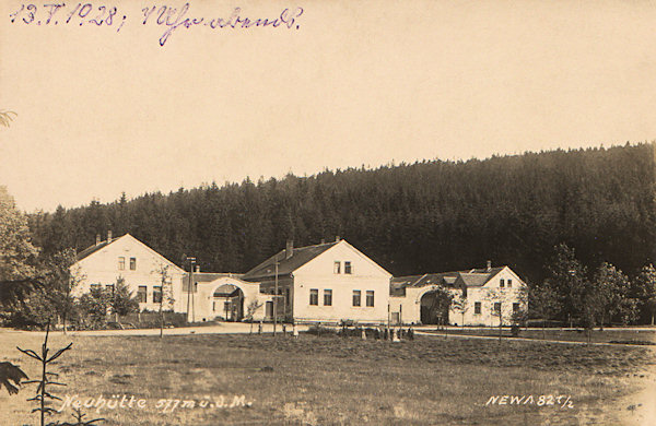 This picture postcard from the 20s of the 20th century shows the former wayside inn and the neighbouring gamekeeper´s lodge standing along of the (emperor's) main road from Praha to Rumburk. After World War Two these object were for a long time abandoned and had to wait until about 2000 for reconstruction.