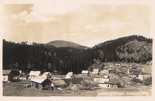 This picture postcard shows the uper part of Rousínov formerly called „the Czech quarter“ as here prevailingly lived Czech glassworkers. They came at the beginning of the 20th century from Moravia and by their skill and qualification helped to raise the domestic glass production to a higher level.