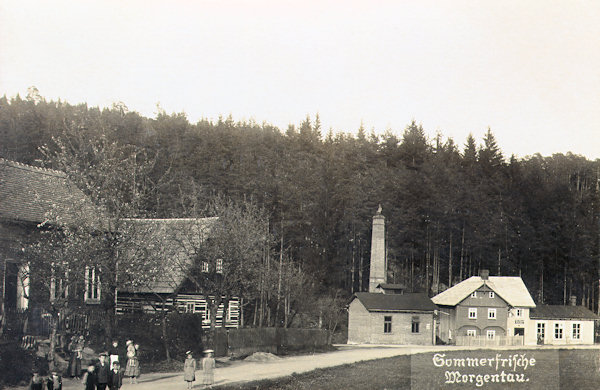 Meziválečná pohlednice zobrazuje bývalou brusírnou skla Josefa Zimla v dolní části Rousínova. Tento provoz začal jako první v obci využívat k pohonu vodní turbínu.