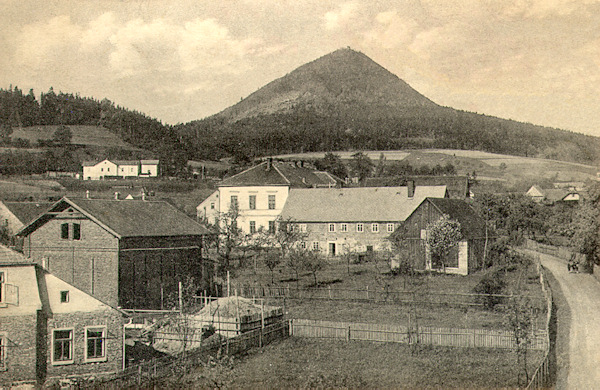 Diese Ansichtskarte von 1913 bildet Svor vor dem Hintergrunde des Klíč-Berges ab. Das helle Gebäude in der Mitte dient heute als Sitz der Gemeindeverwaltung. Links, hoch über den Häusern des Dorfes, sieht man das Bahnhofsgebäude.