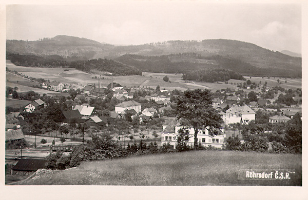 Diese Ansichtskarte aus den 30er Jahren des 20. Jh. zeigt Svor vom Hange des Sokolík (Falkenberg) aus gesehen. Hinter dem Baum im Vordergrund steht schon das neue Bahnhofsgebäude und rechts hinter ihm der Neubau der tschechischen Schule.