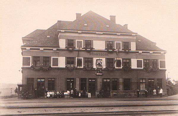 Auf dieser Ansichtskarte von 1926 sieht man das neue Bahnhofsgebäude aus der ersten Hälfte des 20. Jh. Mit der festlichen Ausschmückung grüssten die tschechischen Bahnangestellten den Zug mit den Teilnehmern des Sokolfestes in Prag.