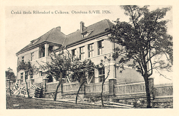 Diese Ansichtskarte zeigt die neu erbaute, am 8. August 1926 eröffnete tschechische Schule. Sie steht an der alten nach Nový Bor führenden Strasse und dient auch heute zum gleichen Zwecke.