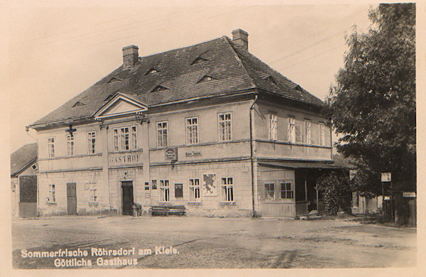 Auf dieser Ansichtskarte sieht man des ehemalige Göttlichsche Gasthaus, dessen Gebäude bis heute noch an der Hauptstrasse nach Rumburk steht.
