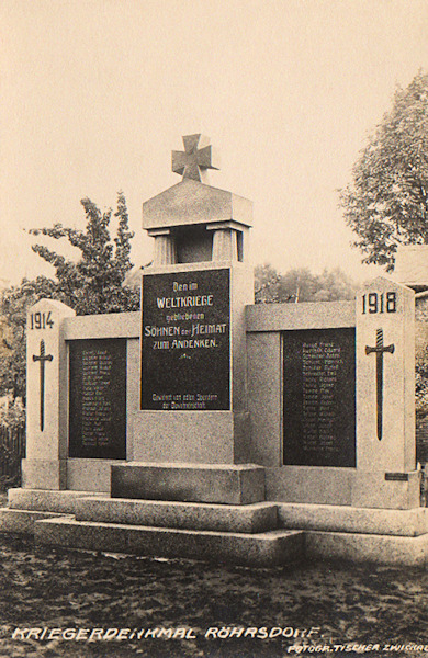 Diese Ansichtskarte zeigt das Denkmal der Gefallenen des 1. Weltkrieges, das so wie viele andere solche Denkmäler im Sudetenland nach 1945 spurlos verschwunden ist.