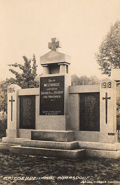 On this picture postcard we see the memorial to soldiers killed in World War One which, equally as the other monuments of this kind in the Sudetenland, after 1945 disappeared without any trace.