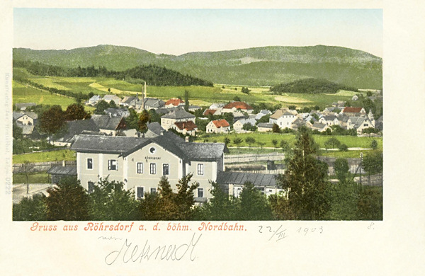 Auf dieser Ansichtskarte vom Beginn des 20. Jahrhunderts sieht man das ursprüngliche Bahnhofsgebäude in Svor (Röhrsdorf), in dem der Betrieb am 16. Januar 1869 eröffnet worden ist.